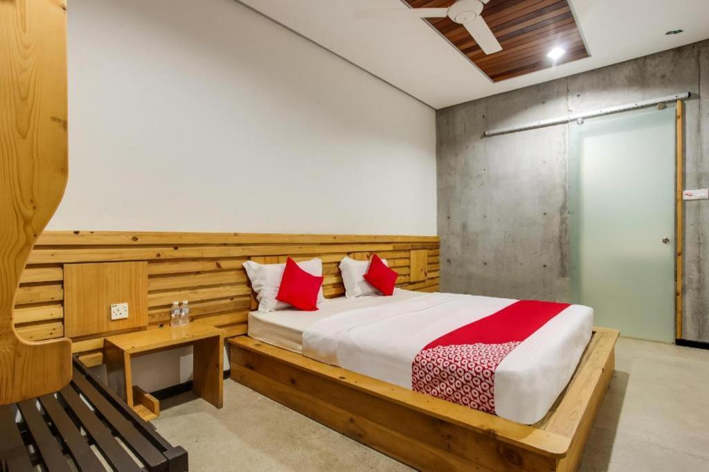 Oyo 89454 Hotel Pavilion Inn Ayer Tawar Luaran gambar